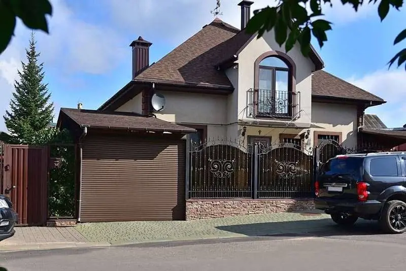 Рулонные ворота для въезда на участок